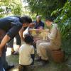 Bienenshow: Interessierte Besucher im Bienengarten von detlef und Andrea am NaturFreunde-Aktionstag