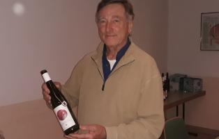 Winzer Berthold "Berti" Schmitt bei der Öko-Weinprobe