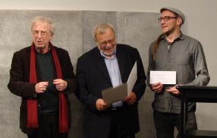 Preisverleihung am 26.10.2019 im Literaturhaus Berlin (v.l.n.r.: Frank-Thomas Gaulin (Stifter des Preises), Lienhard Böhning (Vorsitzender Erich-Mühsam-Gesellschaft), Kai Richarz (Wanderverein Bakuninhütte e.V.)) Preisverleihung am 26.10.2019 im Literaturhaus Berlin (v.l.n.r.: Frank-Thomas Gaulin (Stifter des Preises), Lienhard Böhning (Vorsitzender Erich-Mühsam-Gesellschaft), Kai Richarz (Wanderverein Bakuninhütte e.V.))